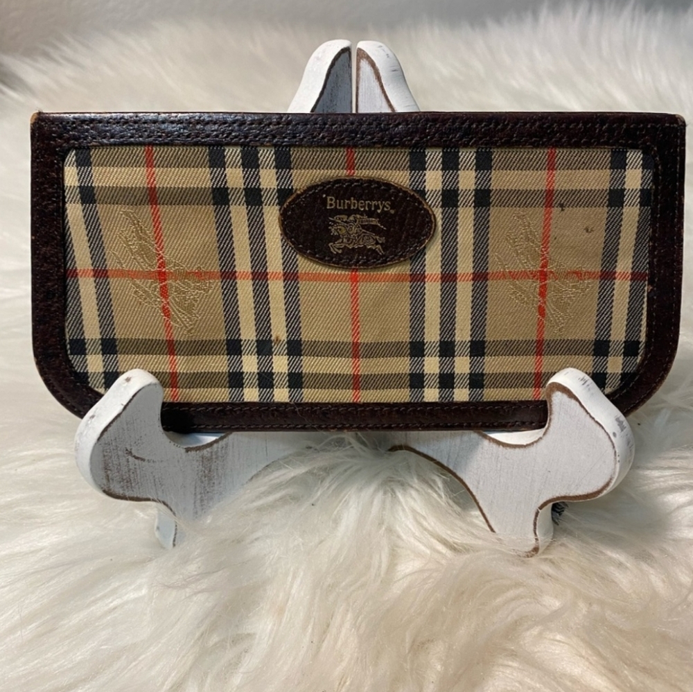 GUC, Authentic Vintage Burberry sunglass/eyeglass case